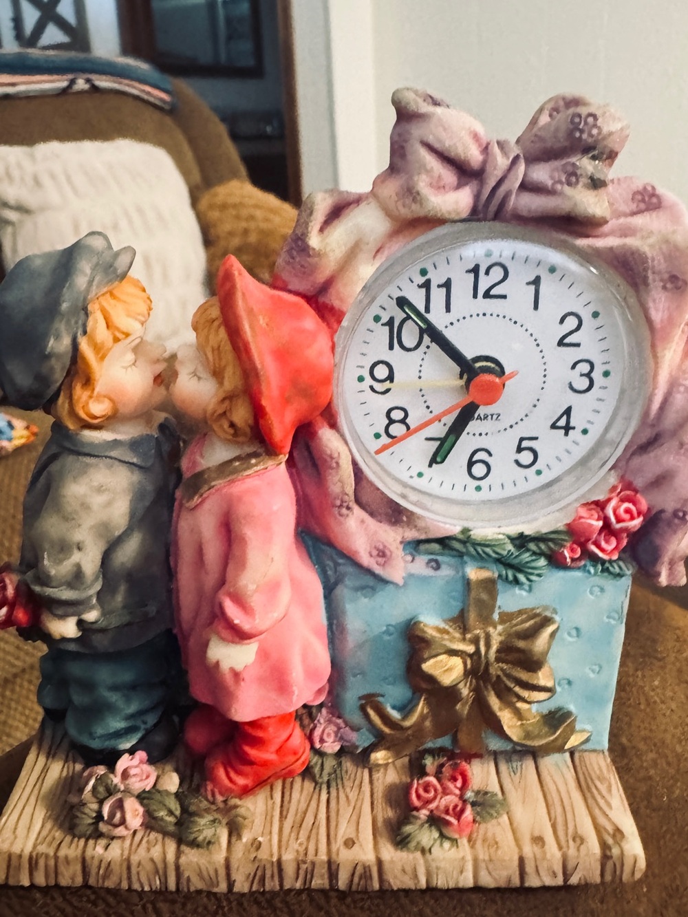 Vintage Kissing Couple Decorative Clock